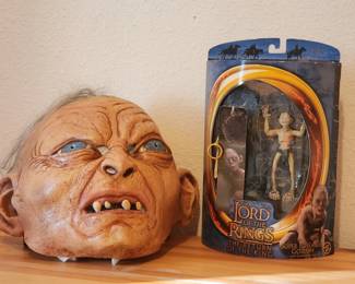 Lot # : 390d - Vintage Lord of the Rings Gollum mask, toy & ring
