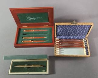 Lot # : 529 - Group of pens , shaving blades

