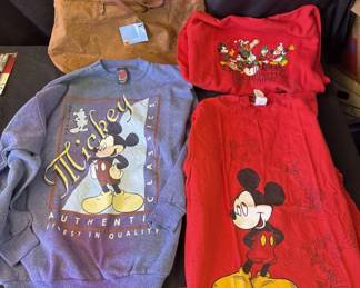 Lot # : 340z - Group of 3 Disney t-shirts & 1 hand bag
