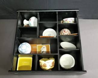 Lot # : 65 - Group of Japanese Franklin porcelain bowls in a wood rack
