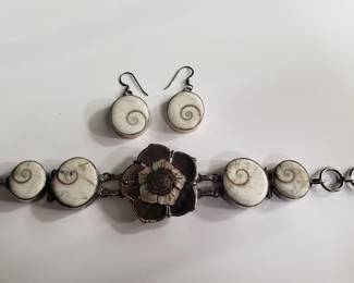 Lot # : 406 - Sterling silver mother of pearl and stone
