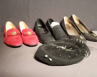 Lot # : 462 - Group of women's shoes and hat

