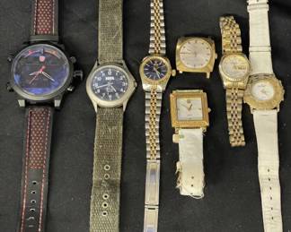Lot # : 671v - Group of prop watches
