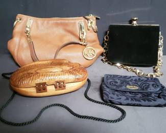 Lot # : 474 - Group of women's purses and handbag
