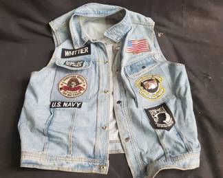 Lot # : 209j - Denim motorcycle vest jacket size L with patches
