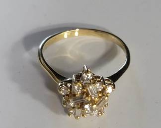 Lot # : 52 - 18k gold and diamond ring
