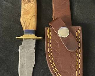Lot # : 475v - Damascus steel fixed blade knife with wood & brass handle
