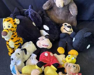Lot # : 217z - Group of 13 stuffed animals
