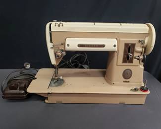 Lot # : 110 - Vintage Singer sewing machine
