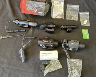 Lot # : 343z - Group of gun scopes & lights
