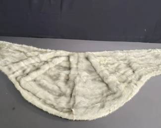 Lot # : 399 - Fur shawl 
