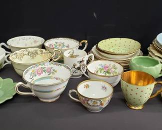 Lot # : 307 - Box of miscellaneous tea cups and plates
