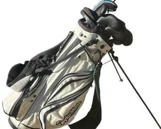 Lot # : 221z - Set of golf clubs with bag
