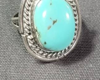 Lot # : 81 - Sterling silver and turquoise ring
