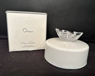 Oscar de la Renta dusting powder