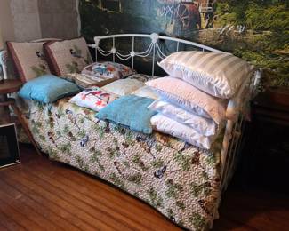 Trundle Bed with linens & throw pillow display