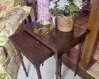 Set of nesting tables.