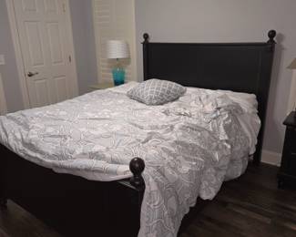 Queen bed, mattress & box springs