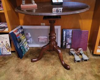 Great round tilt table.