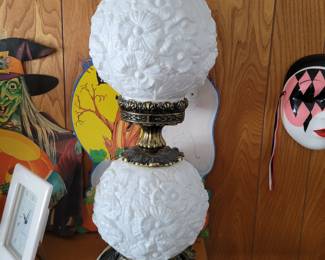 Vintage Fenton Poppy Flower Ruffled Top White Milk Glass Globe Lamp, Gone With The Wind. Excellent Condition!
