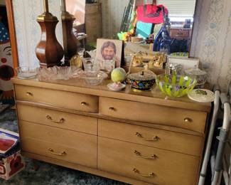 Beautiful mid century modern Bassett Dresser with mirror. Need screws for the handle that fell off.
