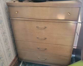 Beautiful mid century modern Bassett chest of drawers!