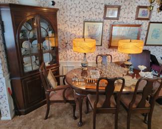 Beautiful Ethan Allen dining room table set with 6 chairs. 