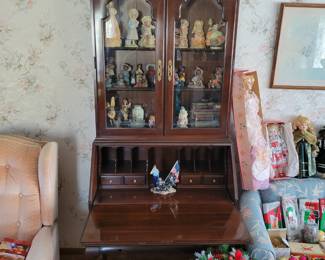Beautiful Ethan Allen Secretary desk. 