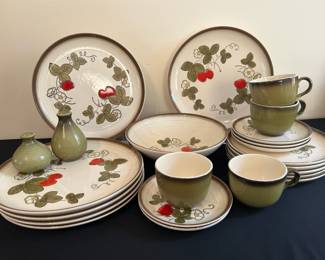  004 Metlox Poppy trail Strawberry Stoneware