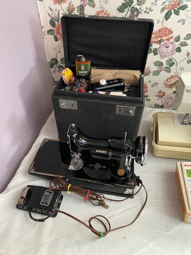 Singer Featherweight 221 Sewing Machine - Working Condition