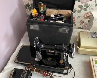 Singer Featherweight 221 Sewing Machine - Working Condition