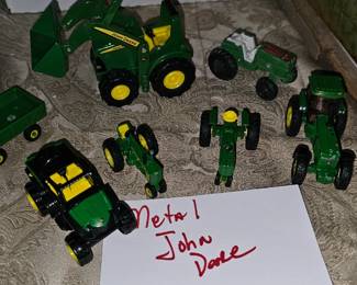METAL JOHN DEERE TOY TRACTOR LOT