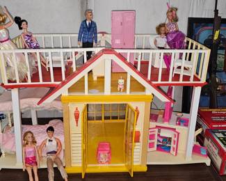 BARBIE HOUSE / BARBIES