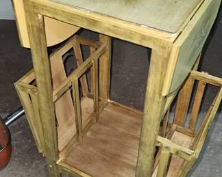 TABLE / MAGAZINE RACK