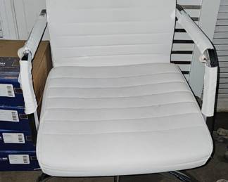 WHITE ROLLING OFFICE CHAIR
