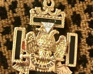 Old masons pendant in a large size!