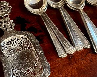 Large bouillon spoons