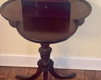 Trefoils table in mahogany