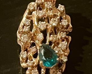 Huge and stunning emerald pendant with diamonds 