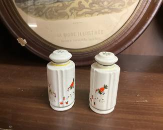 Vtg Feeding Rooster/Chicken Salt & Pepper Shakers