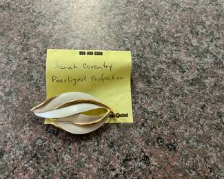 Sarah Coventry Pearlized Perfection Pin Brooch