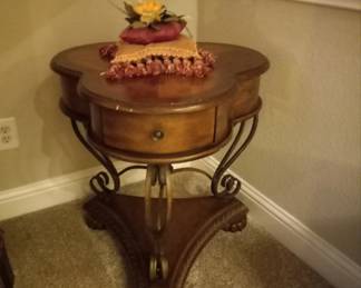 This stylish piece is perfect for your living room, bedroom, or hallway, adding a touch of elegance to any space.
Condition: Excellent