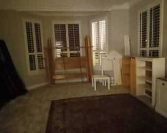 Selling a variety of high-quality bed frames in Queen and Double sizes. Includes solid wood frames, a premium Ethan Allen frame, and other reputable brands. Perfect for upgrading your bedroom with durable and stylish furniture.
Solid Wood Frames: Classic, sturdy designs built to last.
Ethan Allen Frame: Elegant craftsmanship with intricate details.
Other Brands: A mix of well-known makers offering excellent quality.
Condition: Gently used and in excellent shape.
Prices vary depending on size and brand. Message for more details and pricing. Pick-up only. Don't miss this great deal on premium bed frames!