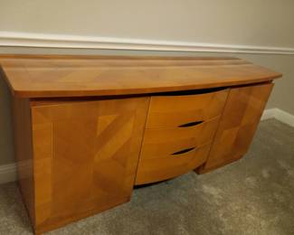 Original Price: $5,000 Excellent, with a timeless and luxurious design.
Features:
Stunning craftsmanship with ample storage.
Perfect for dining rooms or as a statement piece.
Available for pick-up in Flower Mound. Don’t miss this incredible deal! Message for details high-quality Italian sideboard.