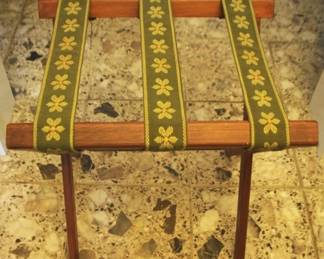 441 - Luggage Stand - 18 x 15 x 20
