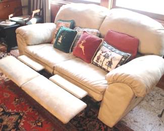 93 - Recliner Love Seat w / Throw Pillows 38 x 70 x 38
