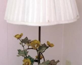 400 - Lamp - 31" tall You are buying a used as-is electric/electronic item. We do not guarantee all components are present and if it is not expressly stated, it is untested.
