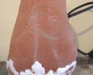 260 - Himalayan Salt Lamp - 9" Tall You are buying a used as-is electric/electronic item. We do not guarantee all components are present, and if it is not expressly stated, it is untested.
