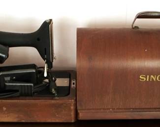 420 - Vintage Singer Sewing Machine w/ wood case 18 x 8 x 12 - s/n AH071466 You are buying a used as-is electric/electronic item. We do not guarantee all components are present and if it is not expressly stated, it is untested.

