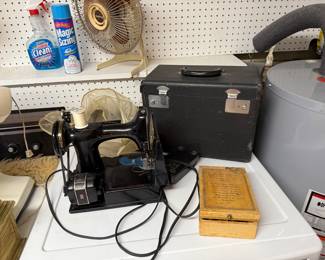 Mint condition working 1955 Singer sewing machine